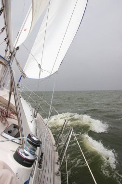 Denizde yelkenli teknesi