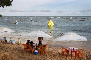 Halk plajında dinlenen insanların görüntüsü, seyahat görüntüleri.