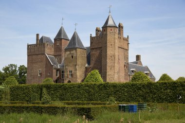 Bağlı şato ve geniş resmi bahçe, hanım evlatları, Viola, çiçek sınırları.