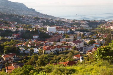 Denizin ve şehrin tepesine bakın.