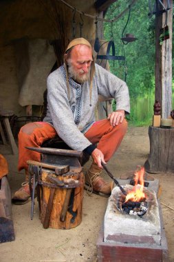 Şenlik ateşinin yanında kızıl derili adam