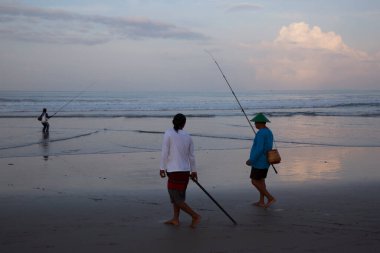 Sahilde balık tutan balıkçılar