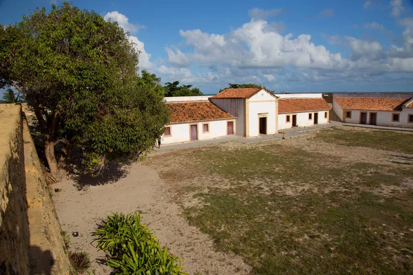 Tropik bölgelerdeki eski beyaz bina, seyahat çekimi.