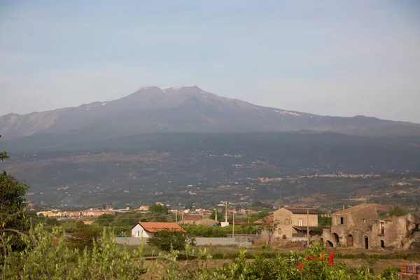 Arka planda dağlar olan vadi manzarası