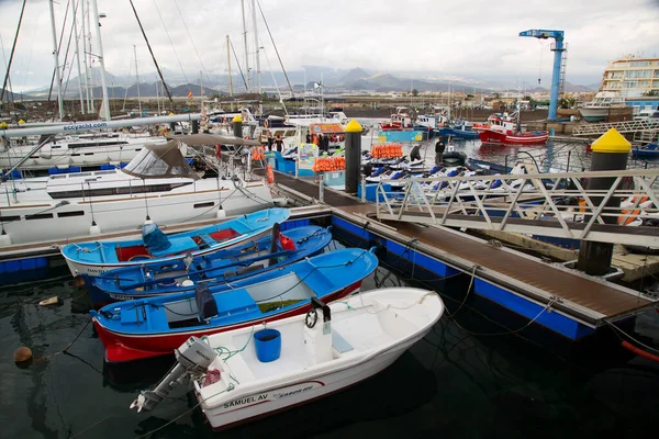 Barche Ormeggiate Porto Con Montagne Sullo Sfondo — Foto Stock
