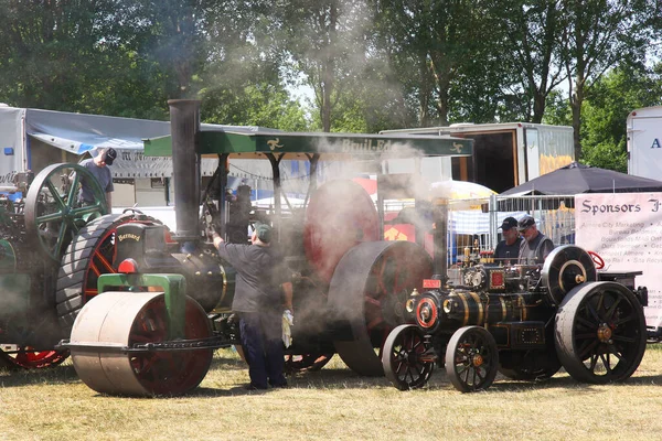 Sergi klasik treni ve parktaki diğer araçlar.