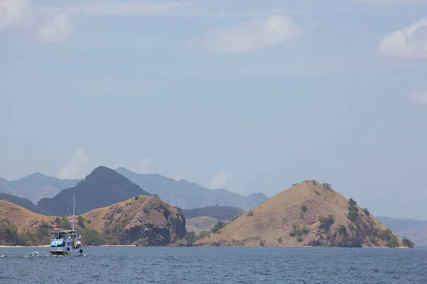 Perahu Dengan Orang Orang Bergerak Danau Dalam Pemandangan Pegunungan — Stok Foto