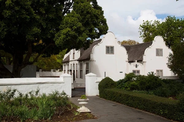 Tipik tarihi Hollanda sömürge çiftlikleri ve kırsal bir şehrin sokaklarındaki ev