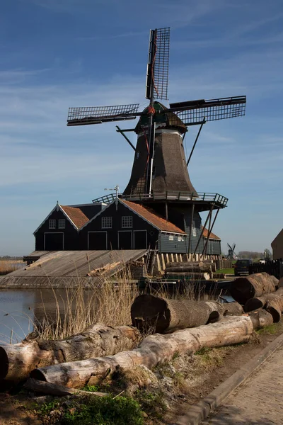 Tekneyle getirilen ve kanaldan işlenen ağaç gövdeleri için hala yel değirmeninde çalışan tarihi eser.