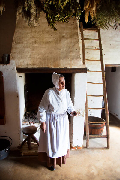 интерьер старого дома, музейная сцена с работником в винтажной одежде