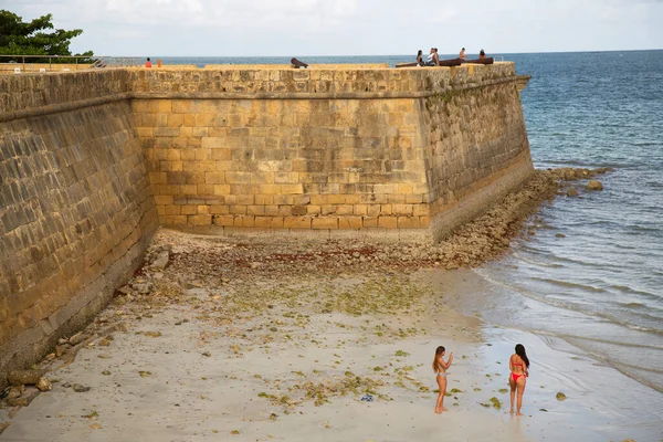 Вид Людей Здания Крепости Пляже — стоковое фото