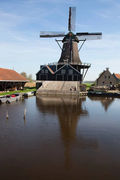 Tekneyle getirilen ve kanaldan işlenen ağaç gövdeleri için hala yel değirmeninde çalışan tarihi eser.