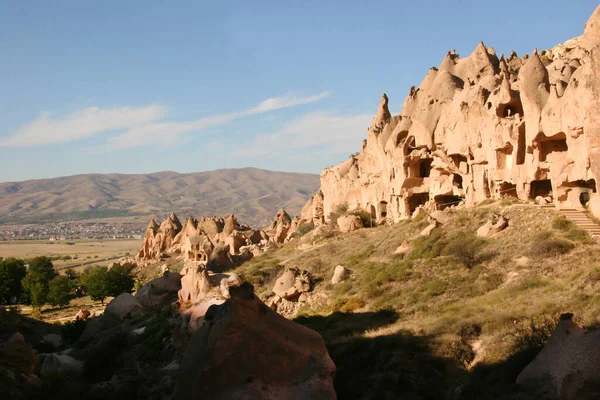 Mağara evleri ve kiliselerden oluşan antik şehir manzarası volkanik kayalara oyulmuş kapılar ve pencereler ve birçok farklı iç odalarla, bazıları çöktü.