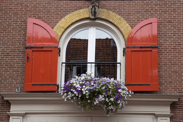 Çiçekli güzel kırmızı tuğla duvar