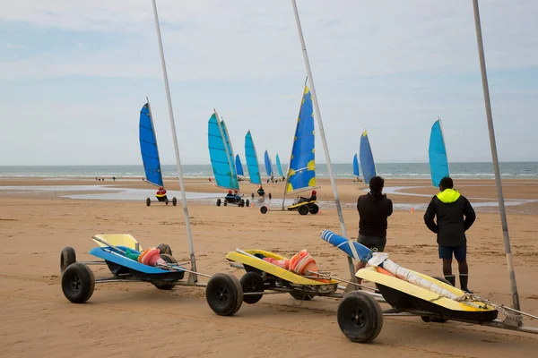 Plajda bir blokart, arazi ya da kum yelkenli araba ya da yük arabasıyla, rüzgarla çalışan üç tekerlekli ve yelkenli bir kara aracı ile yapılan bir yarışma.