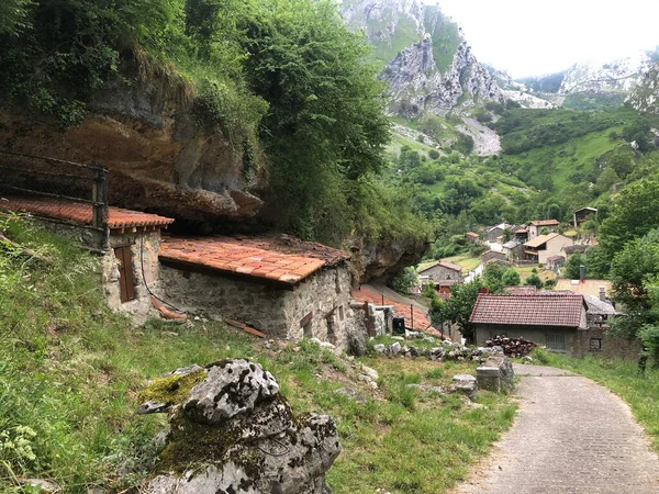 Yüksek dağ zirveleri arasındaki vadideki tipik tarım köyü.