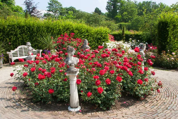Vue Jardin Botanique Avec Sculptures Fleurs Fleuries — Photo