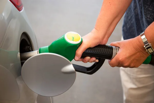 Benzin Pompasını Tutan Elin Yakın Çekimi — Stok fotoğraf