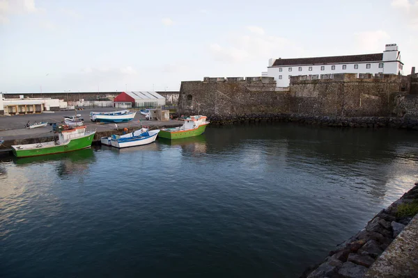 Boten Baai Buurt Van Oud Kasteel — Stockfoto