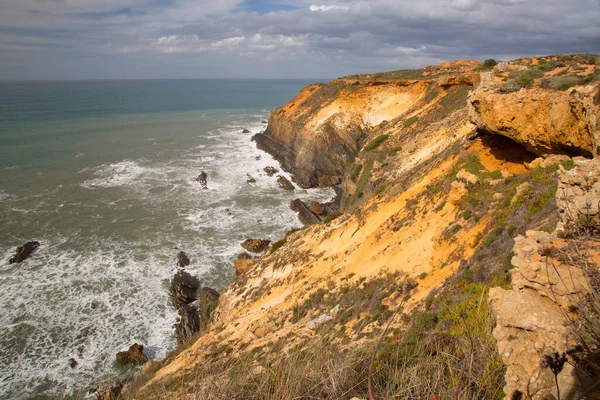 Güzel kayalık deniz manzarası