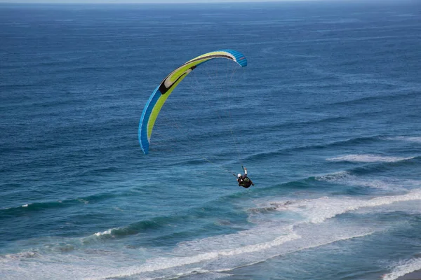 Paraglidista Letící Obloze Nad Mořem — Stock fotografie