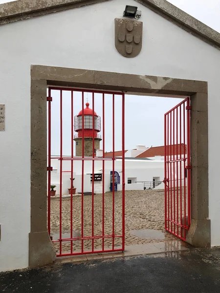 Sahildeki Cabo de Sao Vicente deniz feneri.