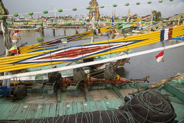 Jaskrawo Kolorowe Religijnie Urządzone Tradycyjnej Floty Rybackiej Porcie Pengambengan Indonezja — Zdjęcie stockowe