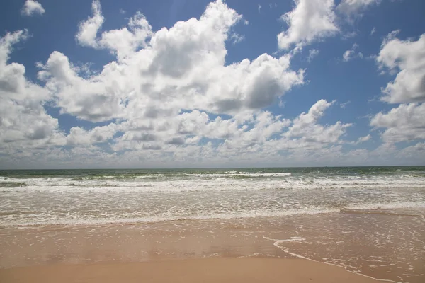 Красивий Пляж Хмарами Блакитним Небом — стокове фото