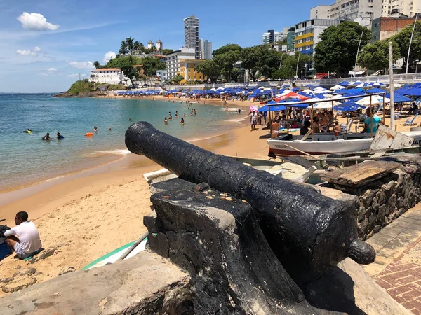Halkın plaj sahnesinde insanlar gün ışığında