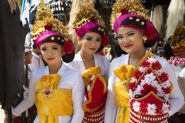 伝統的でお祝いのタイの服を着た若いアジアの女性が — ストック写真