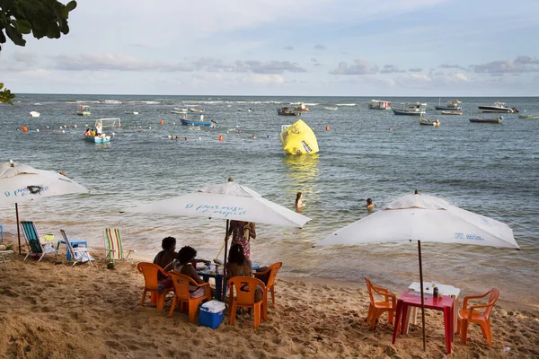 Halk plajında dinlenen insanların görüntüsü, seyahat görüntüleri.