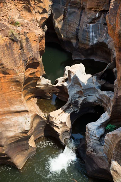 çağlayan şelale ve çukurları olan nehir manzarası
