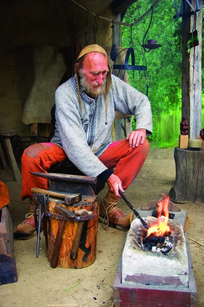 Şenlik ateşinin yanında kızıl derili adam