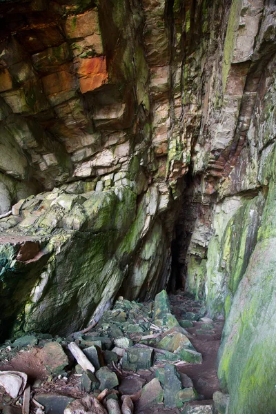 İsrail Eyaleti 'ndeki mağarada.