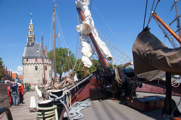 Limandaki eski gemi.