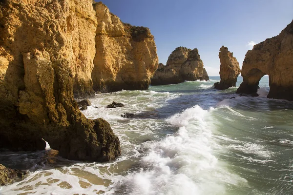 Güzel kayalık deniz manzarası