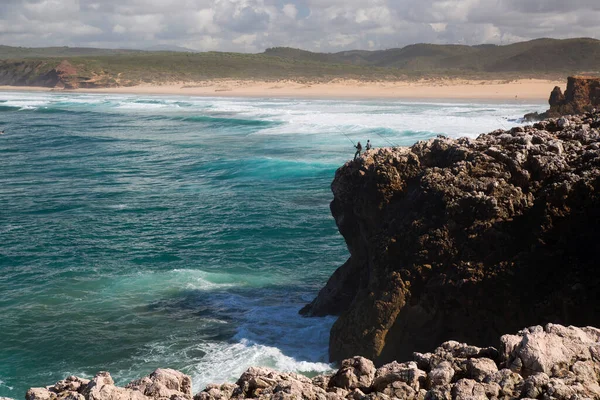 Bilinmeyen balıkçılar engebeli ve aşınmış yüksek kayalıklardan Atlas Okyanusu 'na bakan bir olta kamışlarıyla avlanırlar..