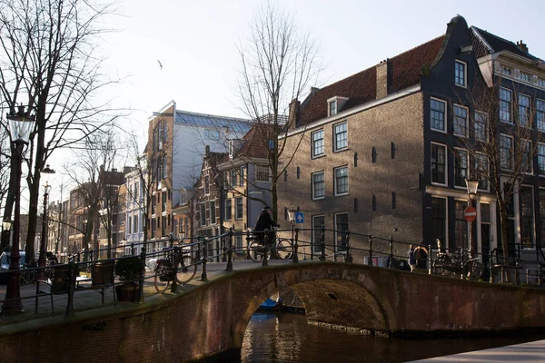 Edifícios Típicos Arquitetura Holandesa Cinturão Canal Amsterdã Com Vida Rua — Fotografia de Stock