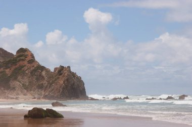 Deniz manzaralı güzel bir sahil.