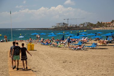 Halkın plaj sahnesinde insanlar gün ışığında