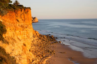 Kayalık deniz kıyısının gün batımı manzarası