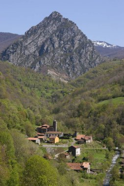 Dağlardaki köyün güzel manzarası
