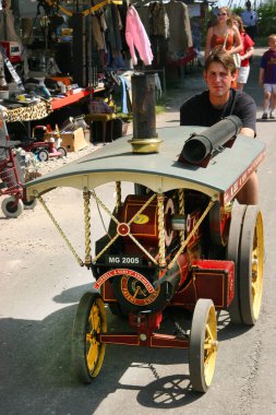 Sergi klasik treni ve parktaki diğer araçlar.