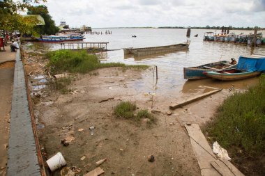 Gündüz nehir limanında tekneler