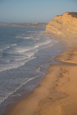 Kayalık deniz kıyısının gün batımı manzarası