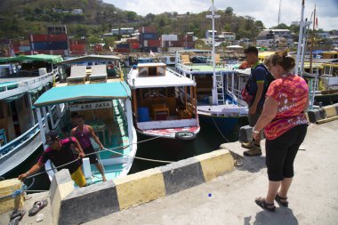 Rıhtımda demirlemiş teknelerin manzarası