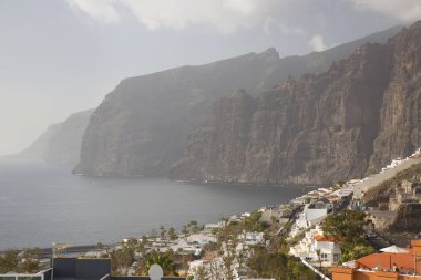 Kıyı kenti mimarisinin kayalar ve yeşillik manzarası