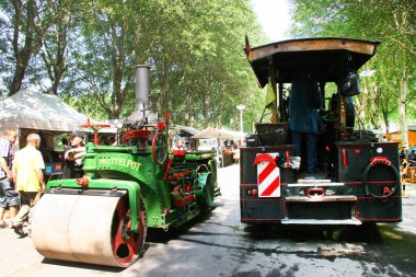 Sergi klasik treni ve parktaki diğer araçlar.