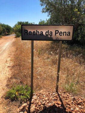 Yol işaretini caddeye ver.