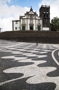 Tipik Azores mimari kilisesi ve şehir merkezinde kaldırımda geometrik desenleri olan evler.
